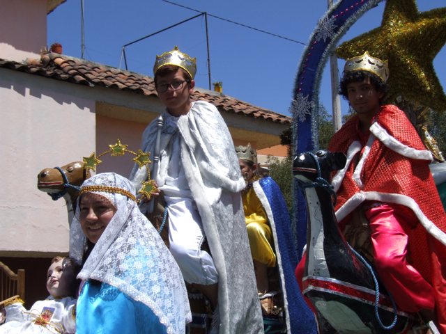 Photo of two men dressed as wise men on horses. Relgious symbolism at the Passe de Niño in Cuenca, Ecuador