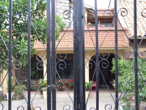 Home in Paute Ecuador with gated entrance - photo